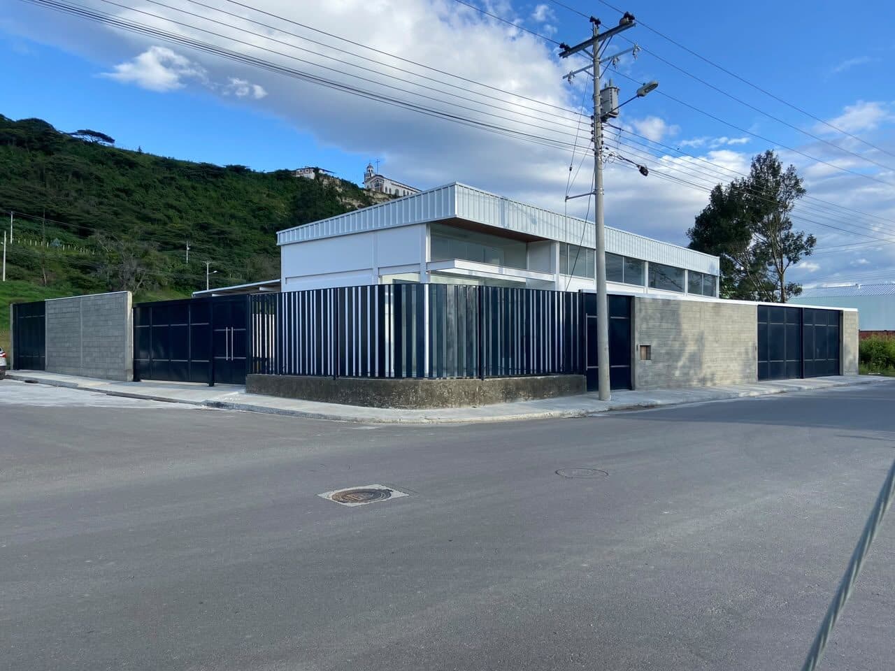Fachada de la planta de producción de Inproalimentos en Loja, con montañas al fondo