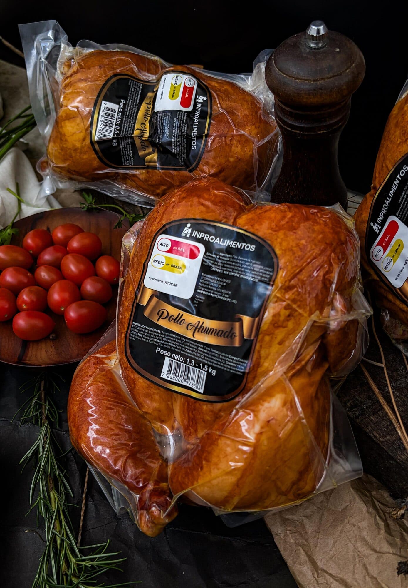 Pollos ahumados empacados al vacío con etiqueta de peso neto 1.3–1.5 kg